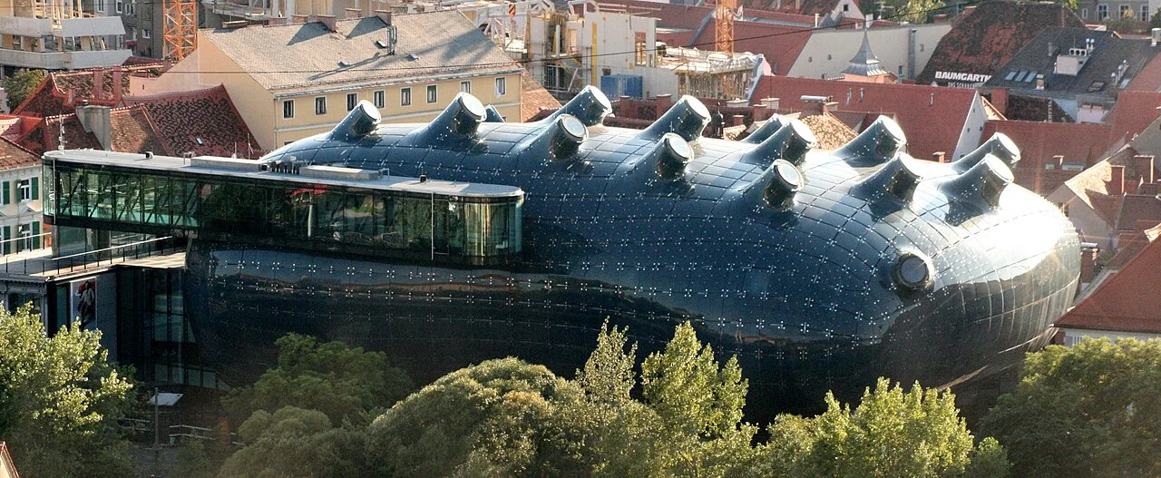 Schlossberg’den Graz Kunsthaus binasının çağdaş çatısı; Ağustos 2008 fotoğrafı.