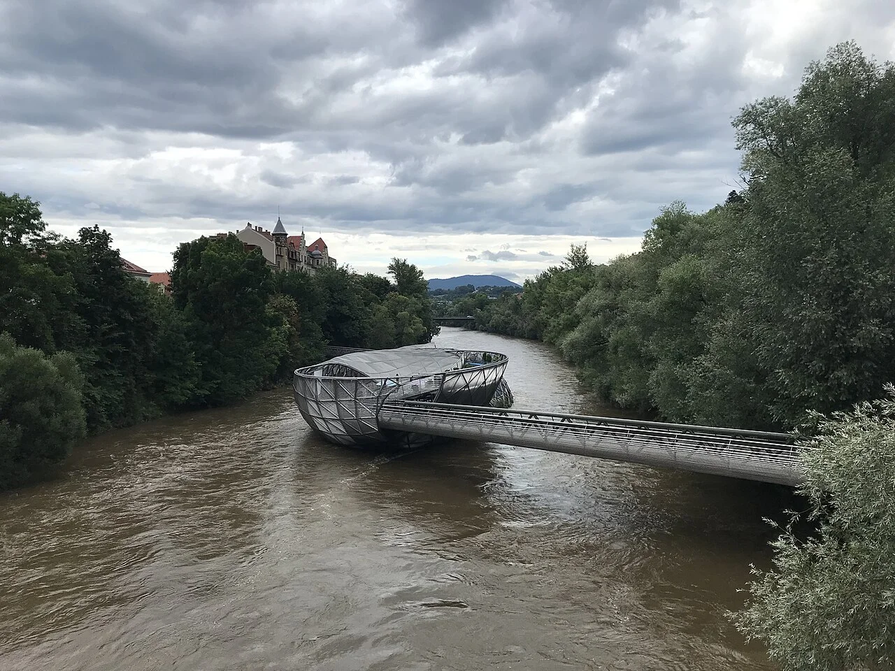 Graz Mur nehri üzerinde Murinsel ve kıyıya uzanan yaya bağlantısı; Temmuz 2025 fotoğrafı.