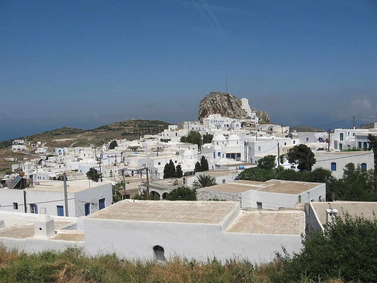 Amorgos Chora yerleşimi ve kale tepesi; Phso2, 2009.