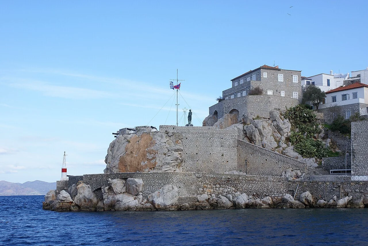 Hydra liman girişinde kıyı yapıları; Matti Blume (MB-one), 2013-01-01.