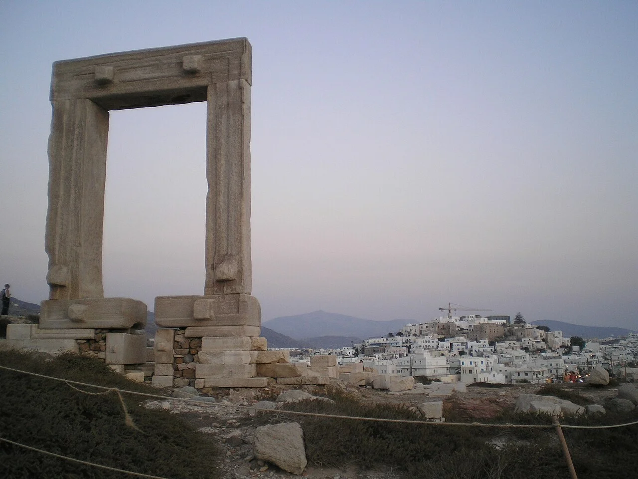 Naxos Portara antik kapısı ve Chora manzarası; Iuevi, 2007-09-15.