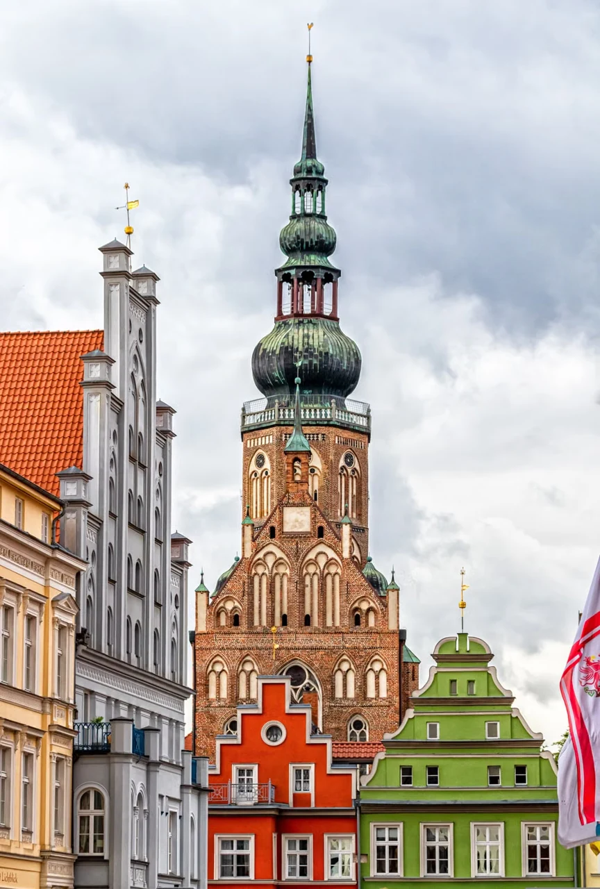 Greifswald’ın renkli kent cepheleri ve St. Nikolai kulesi