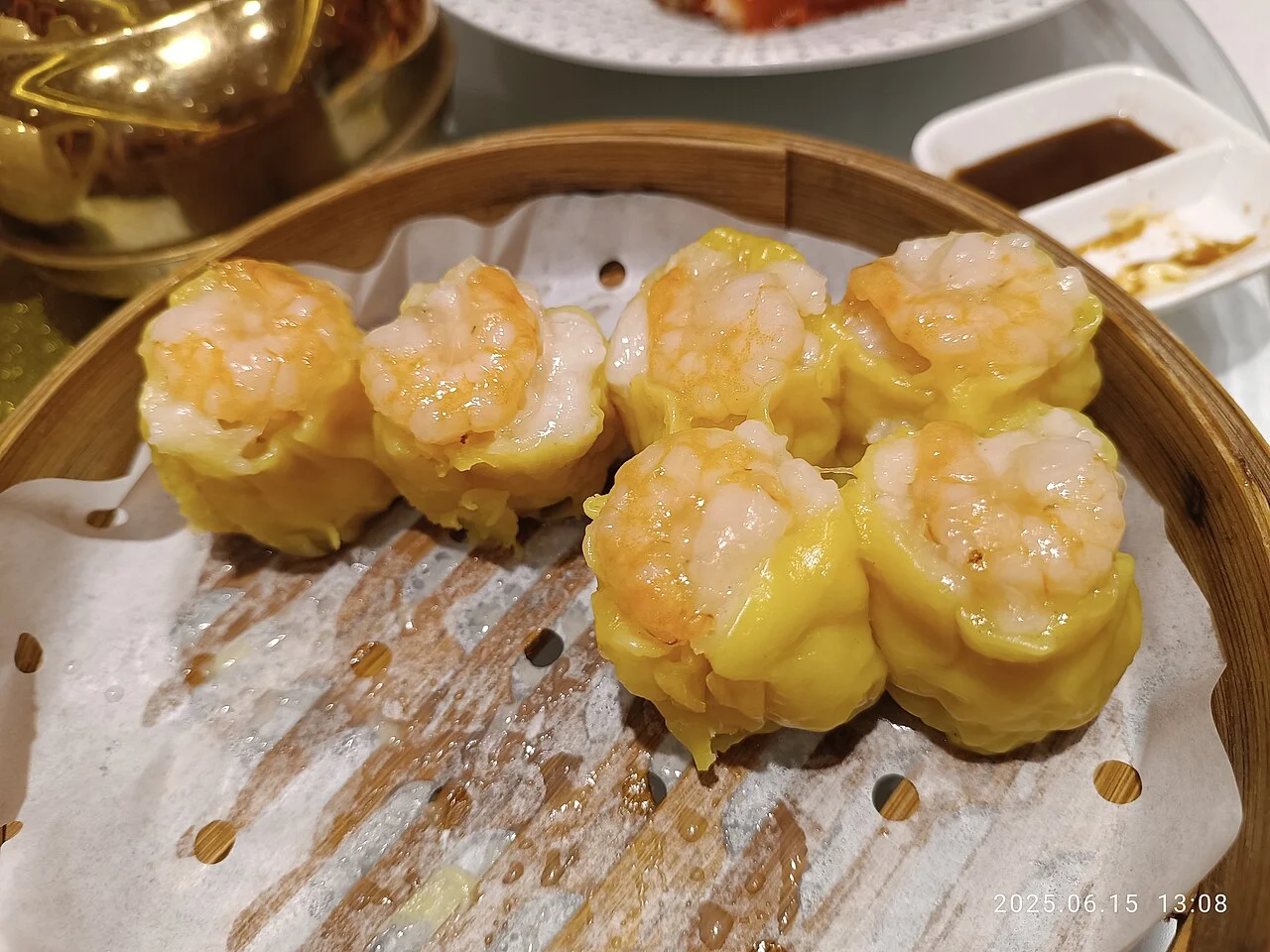 Guangzhou Liwan Pan Xi Restaurant’ta karidesli siu mai; MeiOLA 2290 WMENSZ, 15 Haziran 2025.