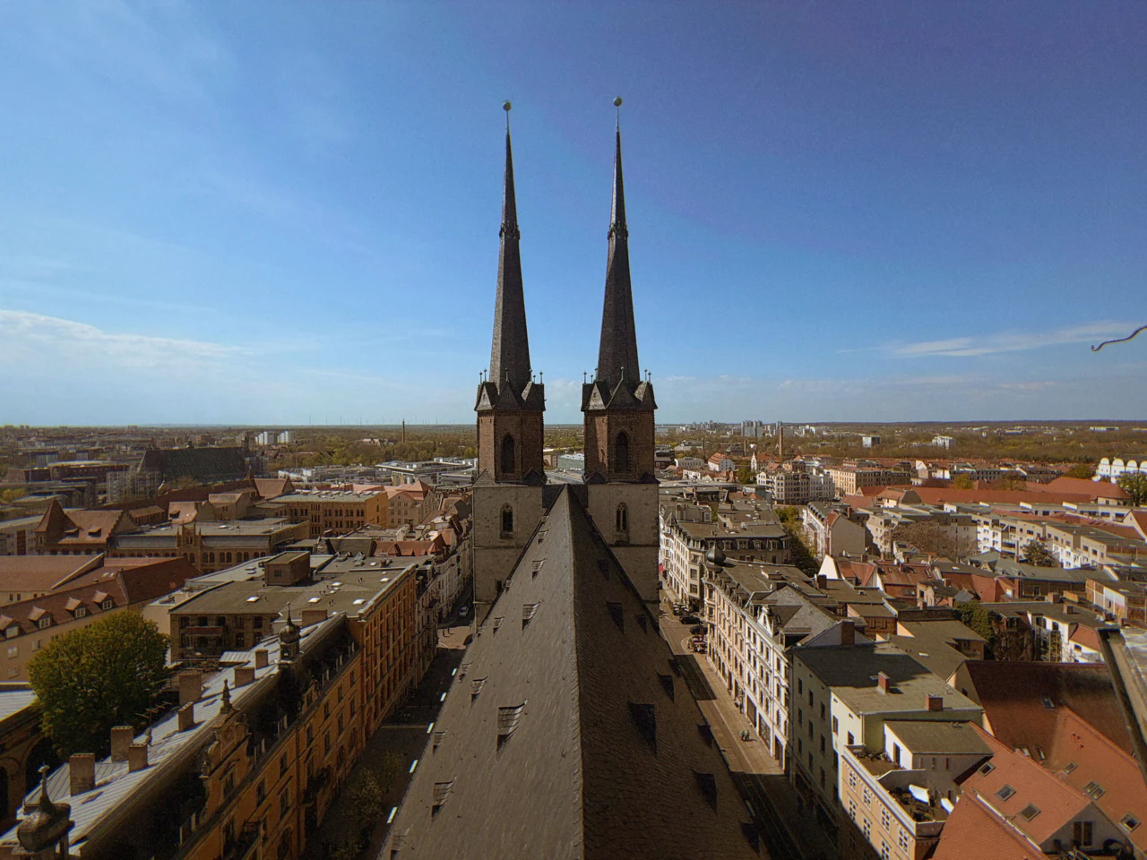 Halle (Saale) merkezinde Marktkirche ve şehir panoraması