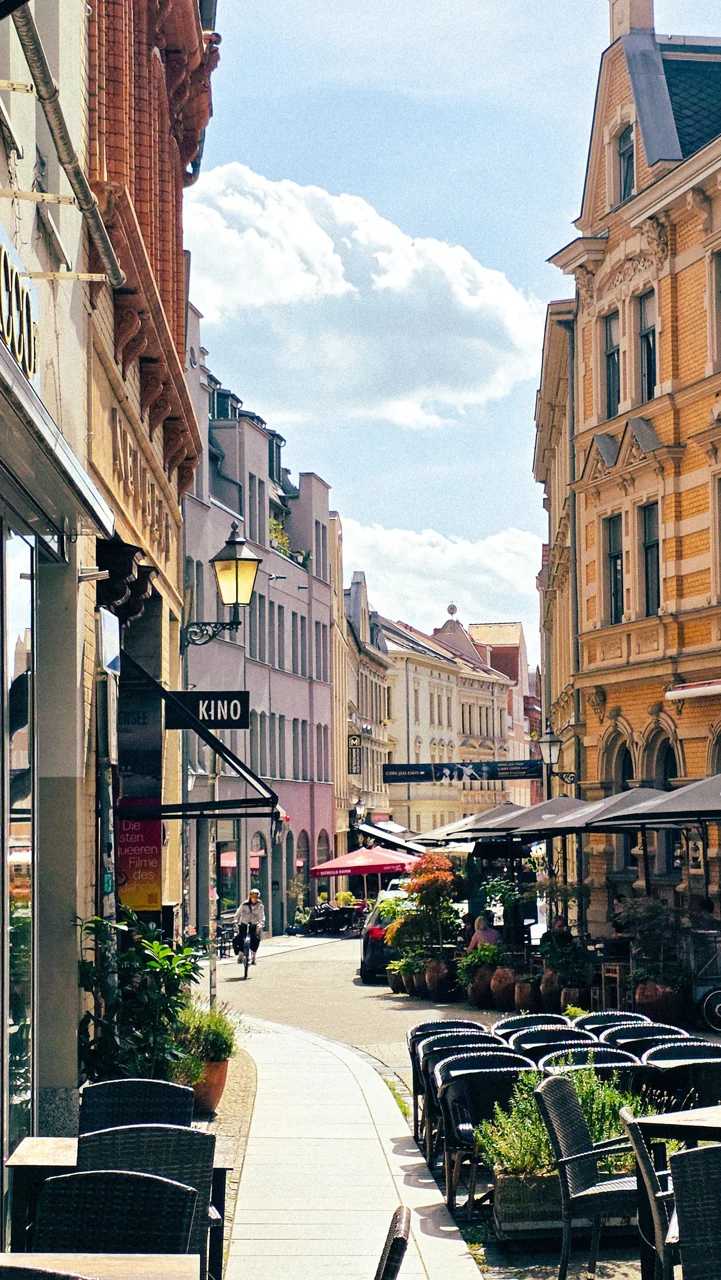 Halle (Saale) merkezinde kafeler ve tarihî sokak