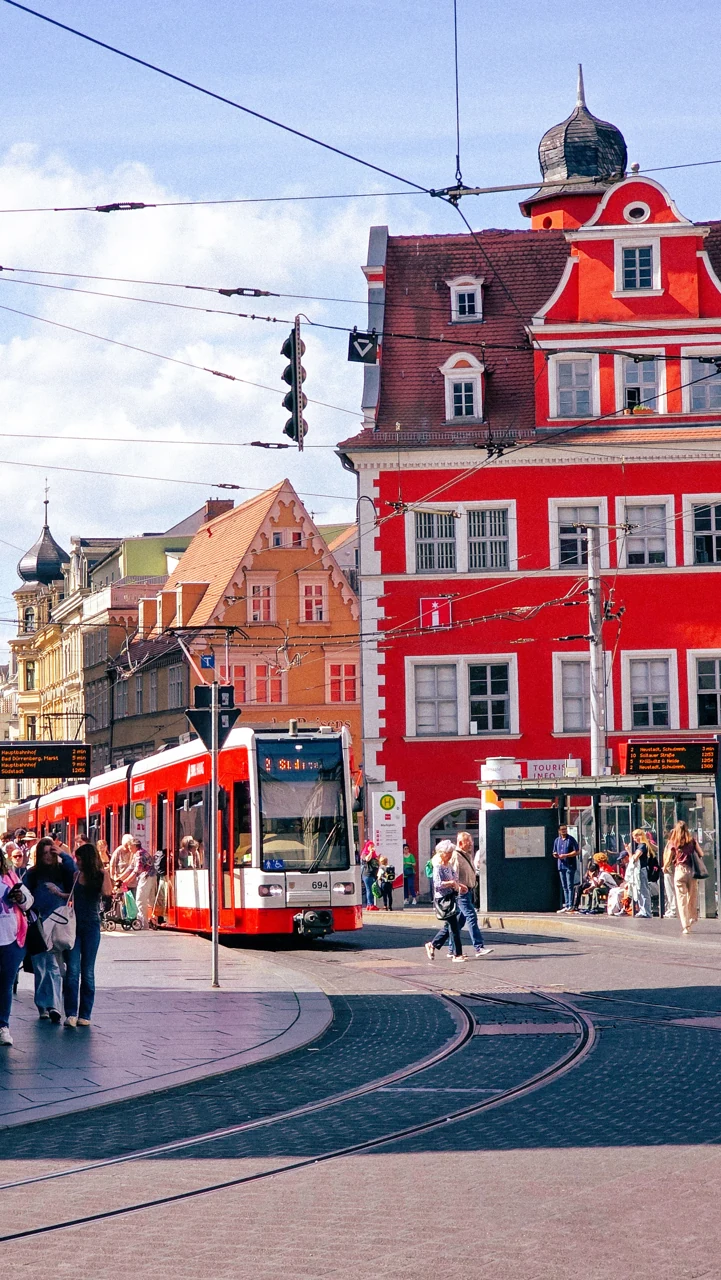 Halle (Saale) sokaklarında tramvay ve renkli cepheler
