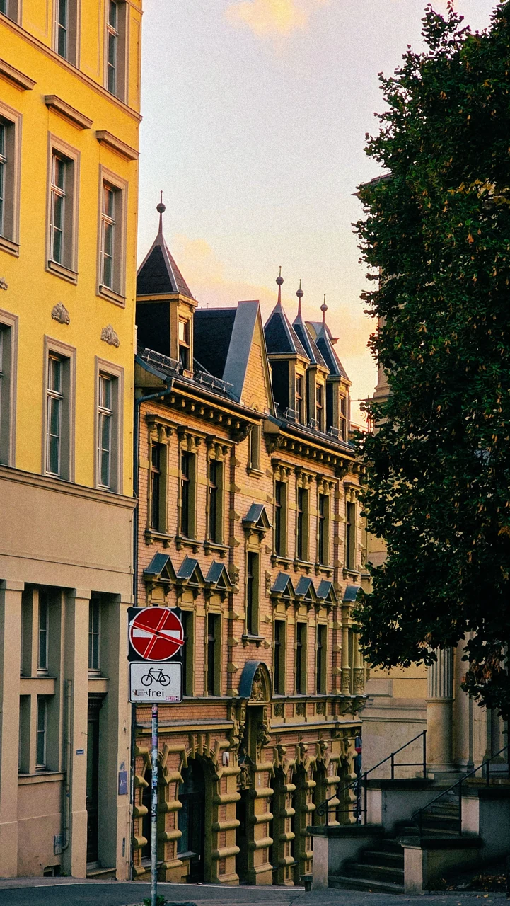 Halle (Saale) merkezinde akşam ışığındaki cepheler