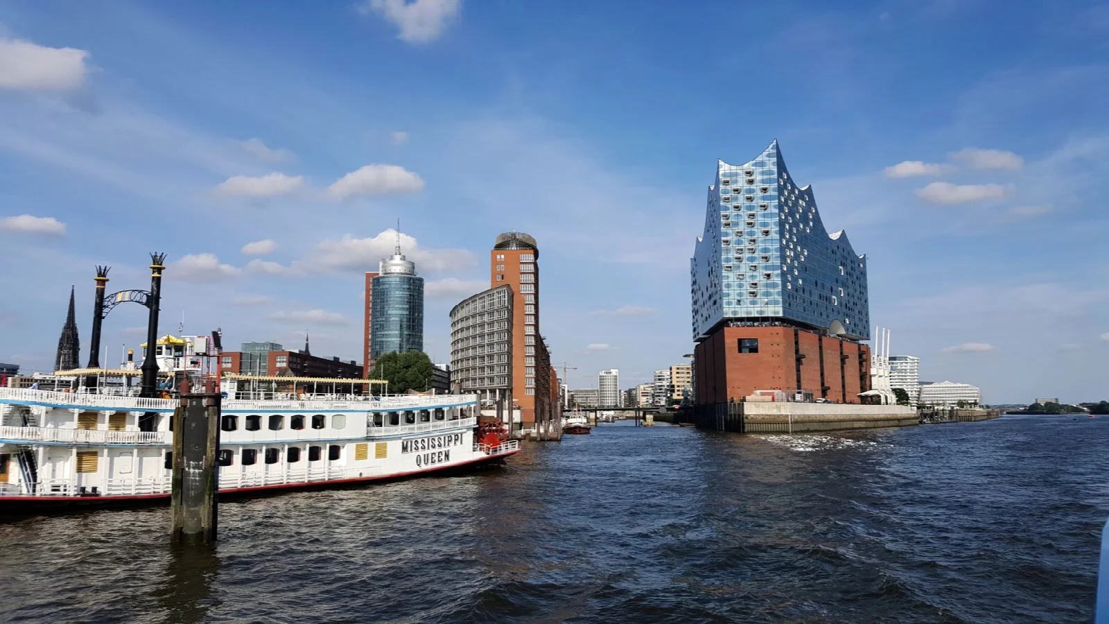 Hamburg limanında Elbphilharmonie binası ve su üzerindeki tekne