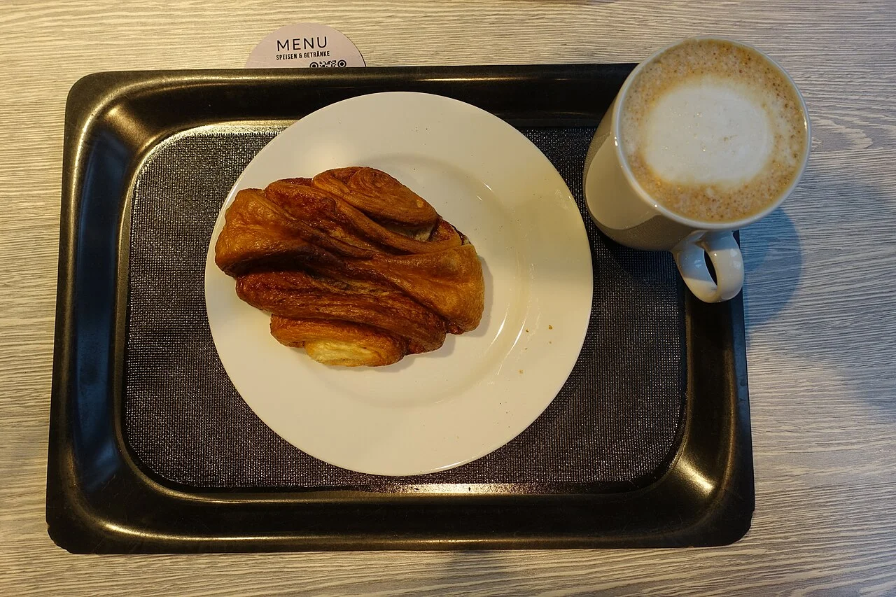 Hamburg’da Franzbrötchen ve cappuccino, Ocak 2023