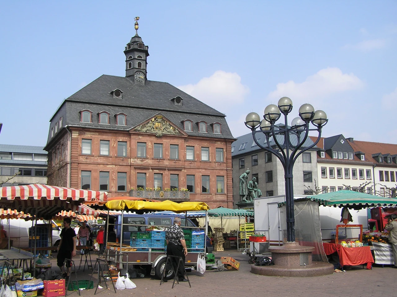 Neustädter Rathaus and the market square in Hanau, 2009