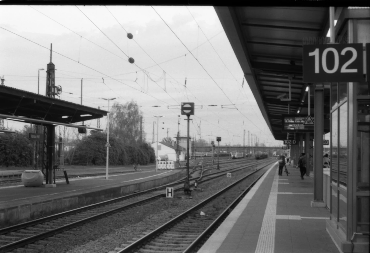 A black-and-white view of Hanau railway platforms and tracks