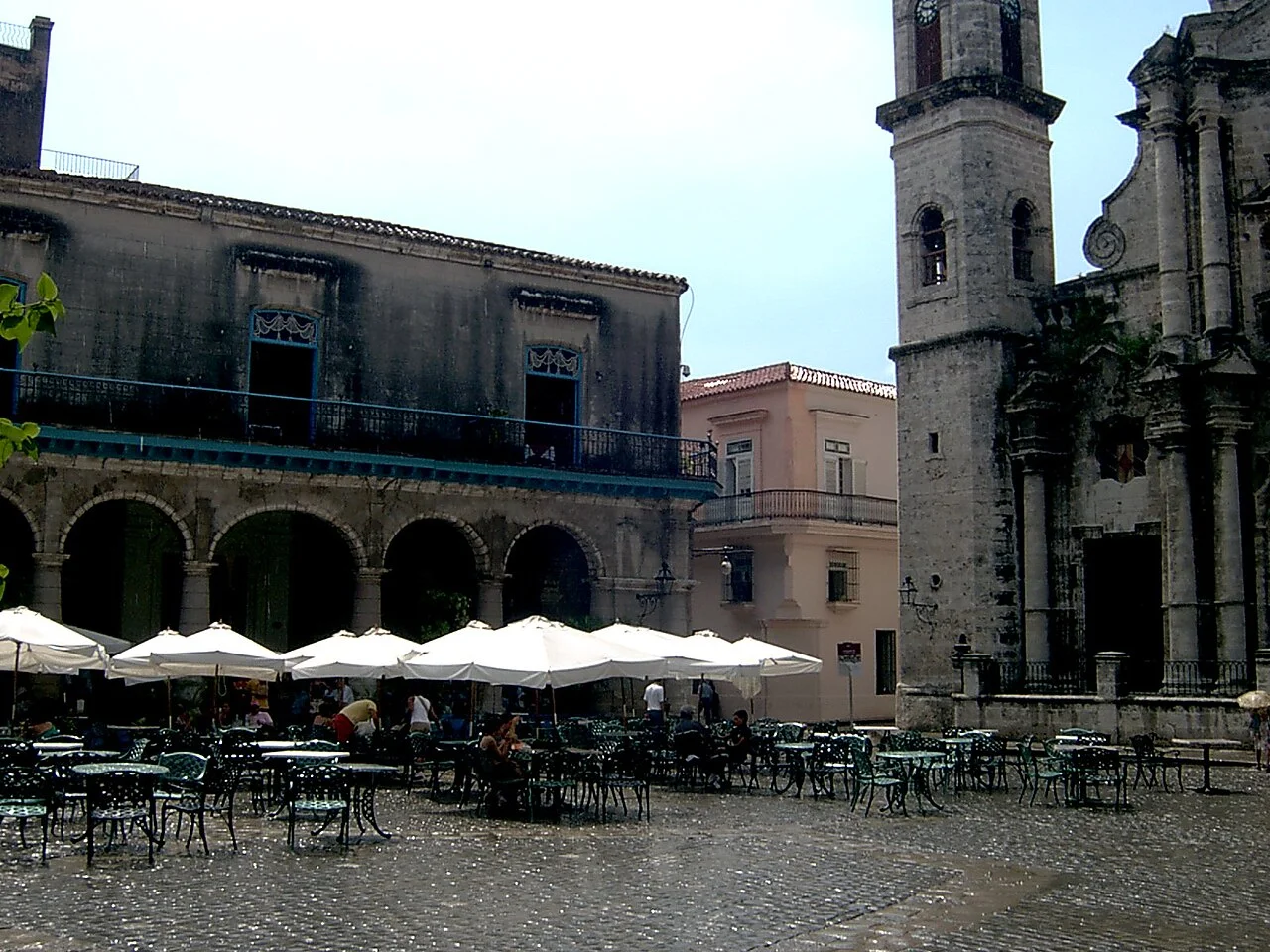 Havana yemek rotasında Plaza de la Catedral meydanı ve tarihî katedral, 2006