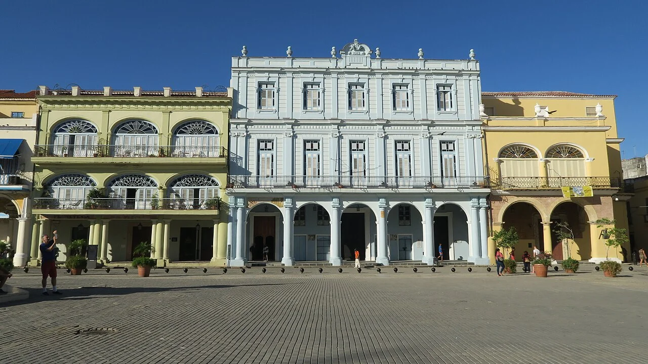 Havana yemek yürüyüşünde Plaza Vieja çevresindeki tarihî cepheler, 2019