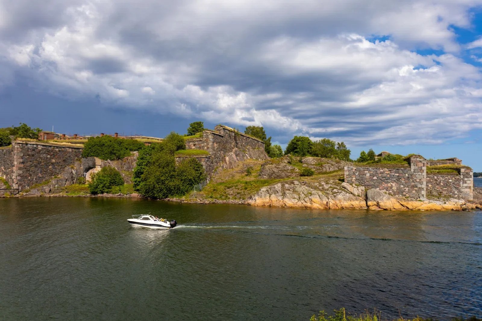 Suomenlinna kıyısı ve kale duvarları, ayrı ada günü bağlamı