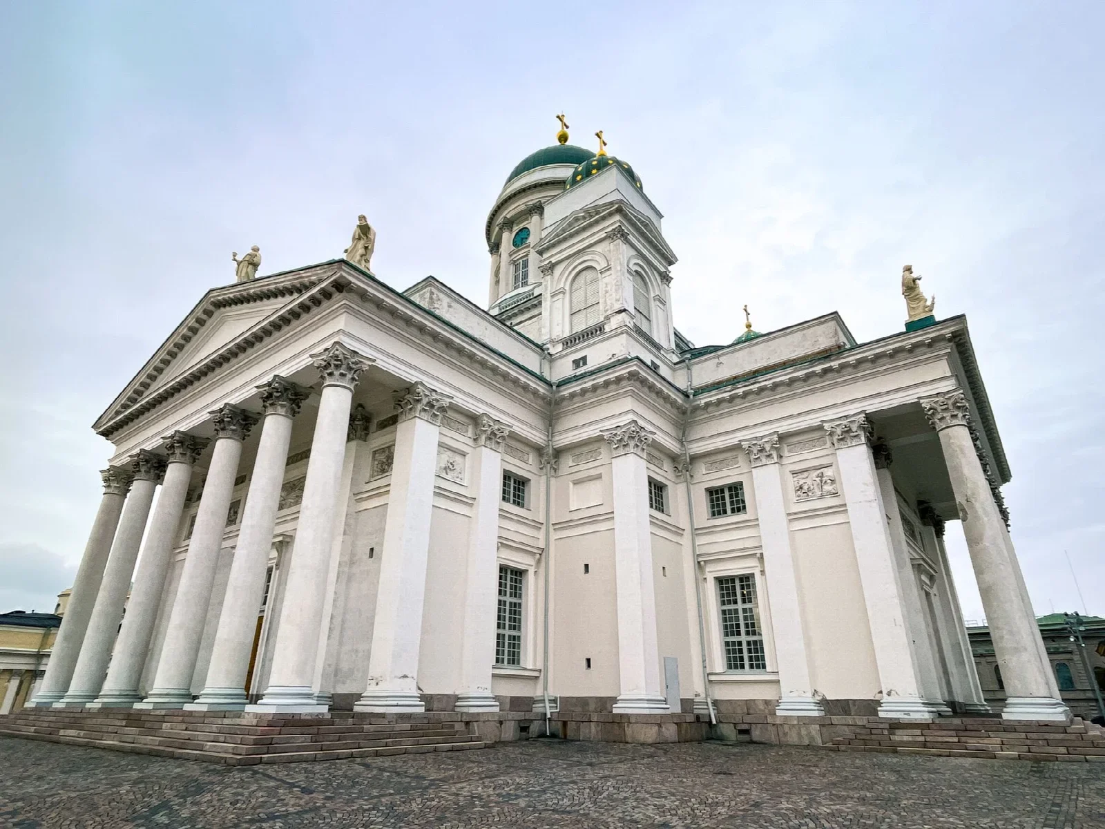 Helsinki Katedrali’nin cephesi; liman öğle molasına bağlanabilecek merkez yürüyüşünün şehir bağlamı.