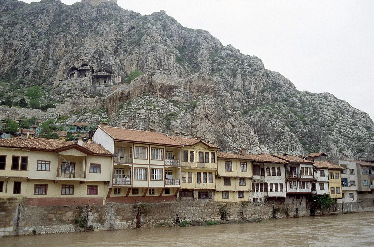 Houses by the Yeşilırmak and ancient rock tombs in Amasya, 1993