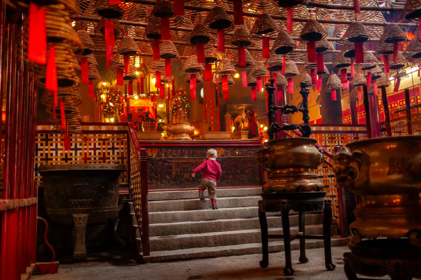 Hong Kong Man Mo Temple içinde asılı tütsüler, kırmızı süsler ve ziyaretçiler