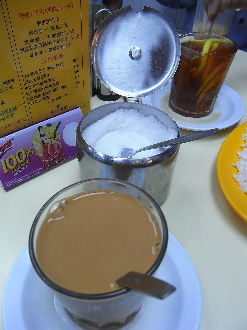 Sheung Wan’da sütlü çay ve şeker, Hong Kong, 7 Ağustos 2012; gerçek eski masa sahnesi, güncel işletme menüsü değildir.