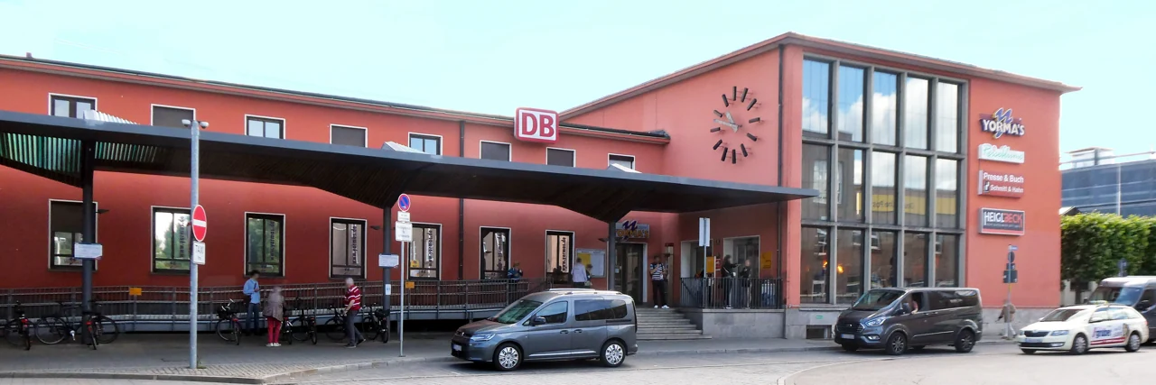 The west facade of Ingolstadt Hauptbahnhof in 2022