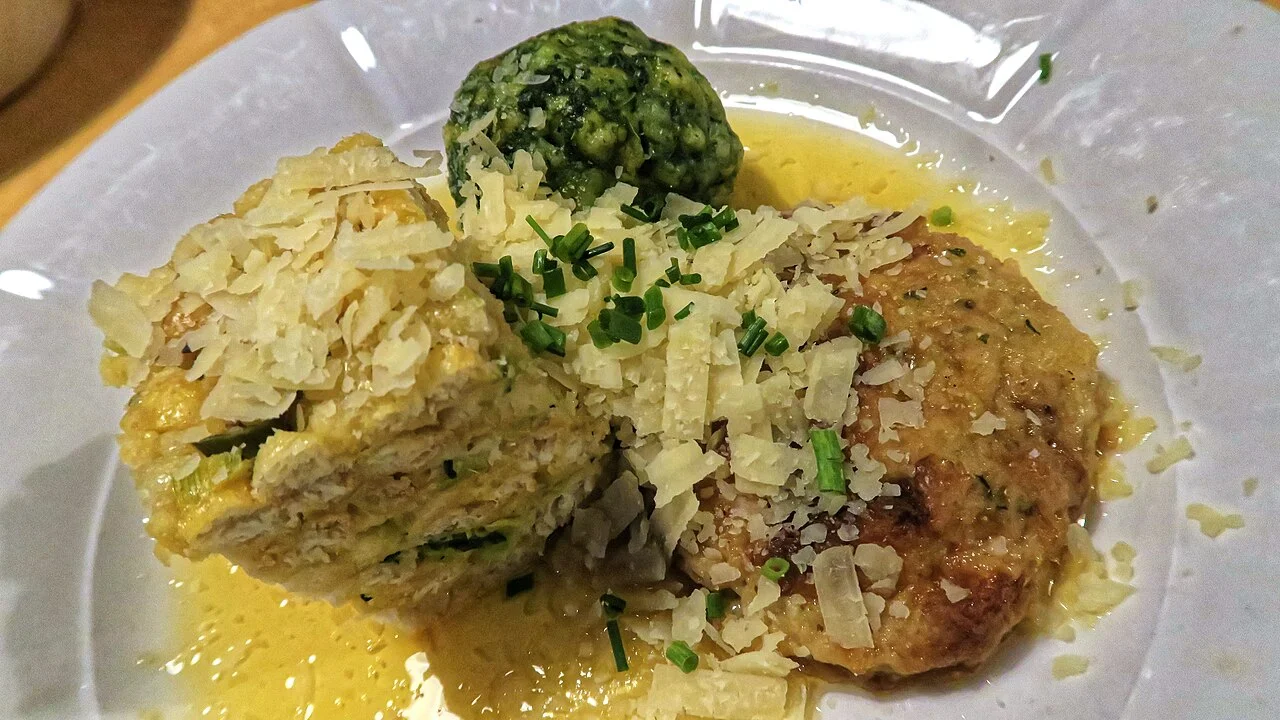 Tirol Amberger Hütte içinde üçlü dumpling tabağı, Ağustos 2019; Innsbruck şehir merkezinde çekilmemiştir