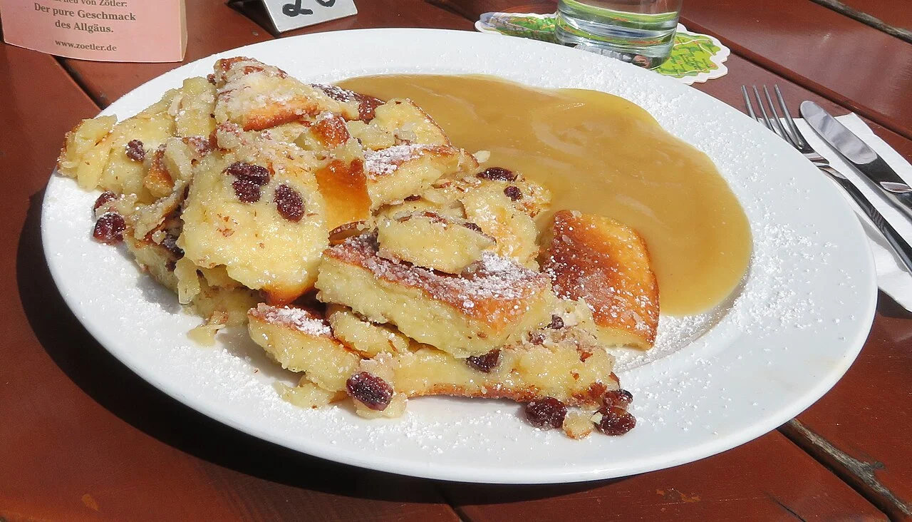 Elma püresiyle Kaiserschmarrn, Ağustos 2017; çekim şehri belirtilmeyen Avusturya tatlı örneği