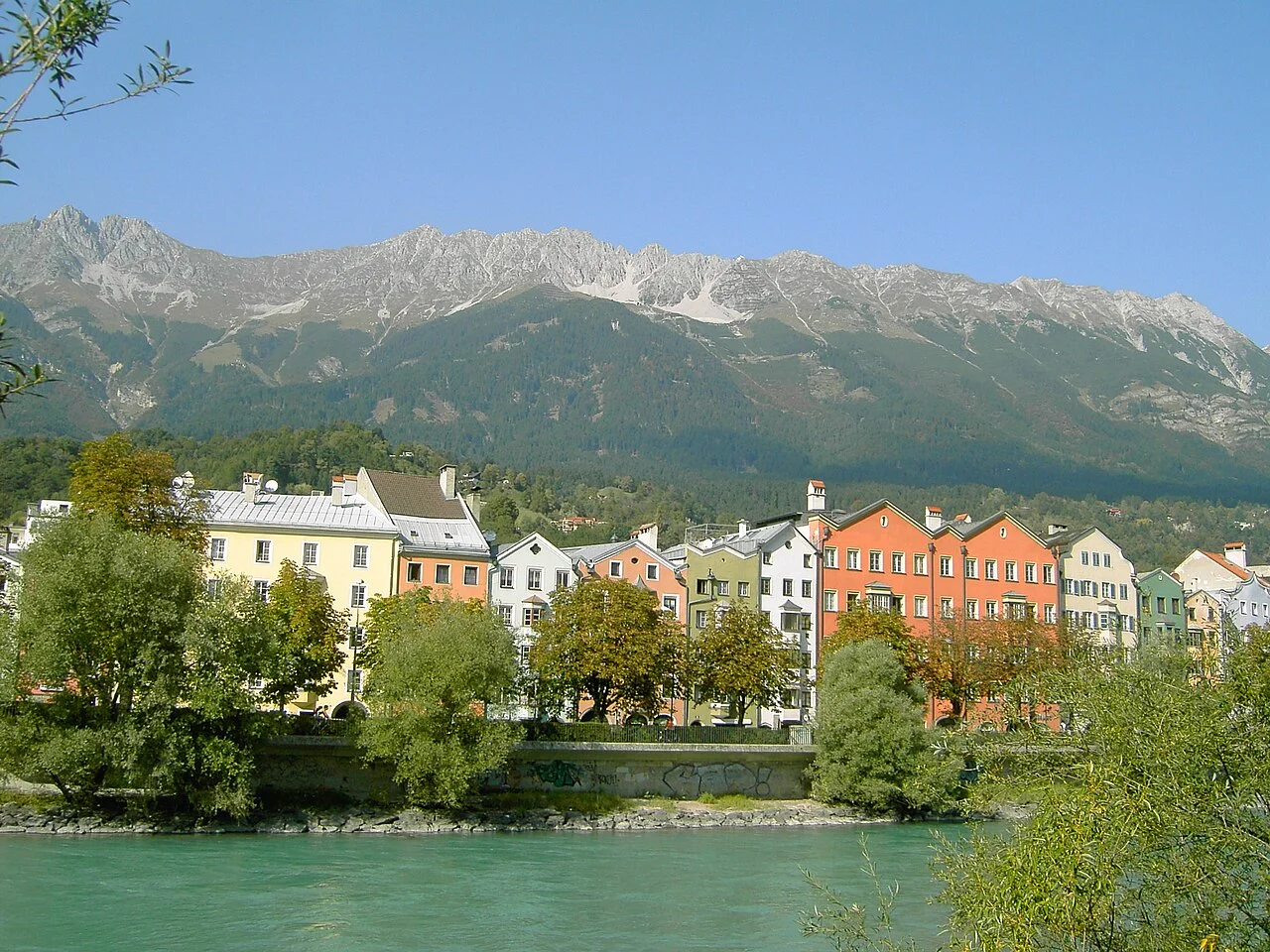 Innsbruck beside the Inn, city-base setting; Autumn 2005 (source description; EXIF differs)