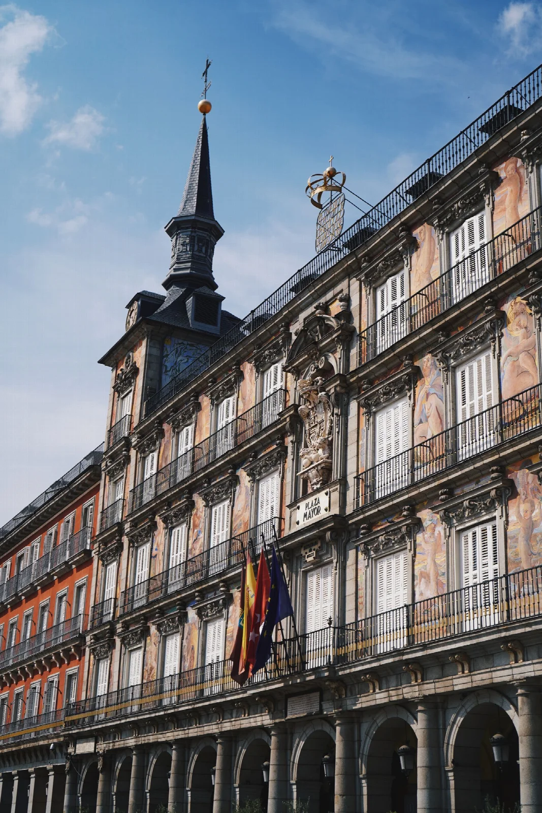 Madrid Plaza Mayor’daki bezemeli tarihî cephe ve kemerli geçitler