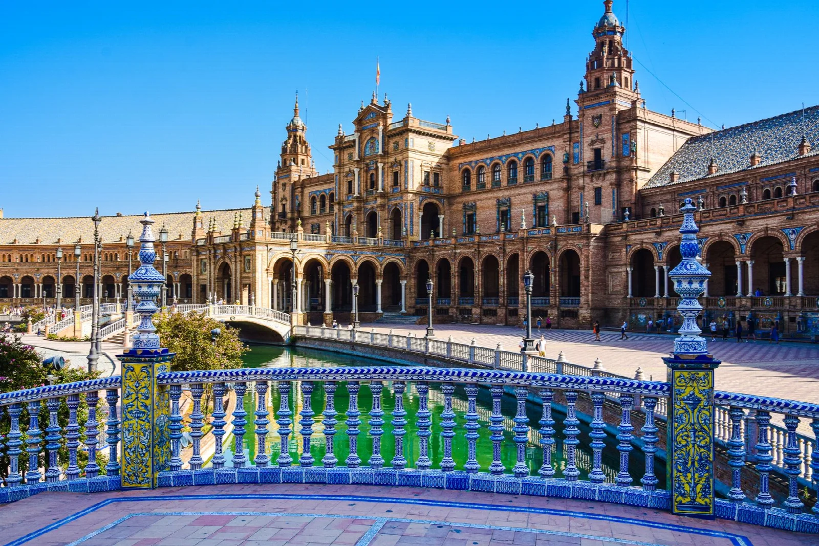 Sevilla Plaza de España’da kanal, seramik köprü ve meydanı çevreleyen yapı