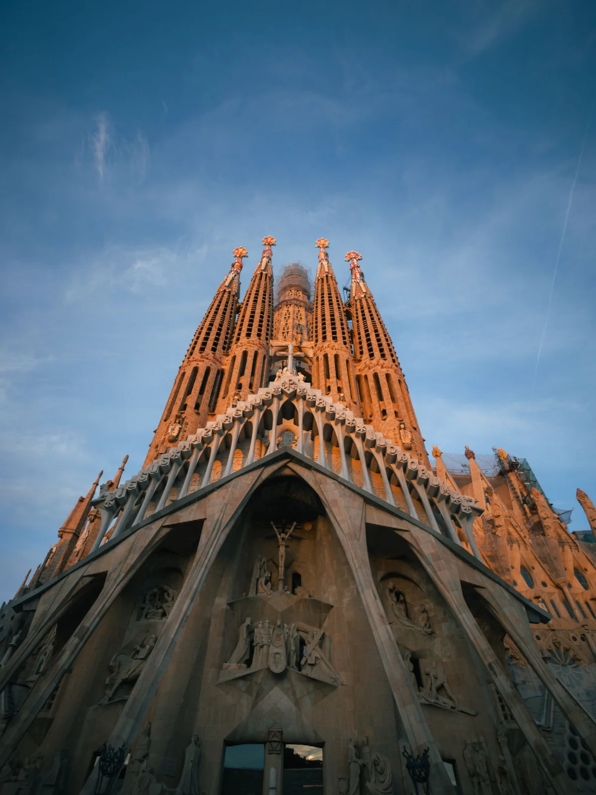 Barselona Sagrada Família Bazilikası’nın kuleleri ve ayrıntılı cephesi