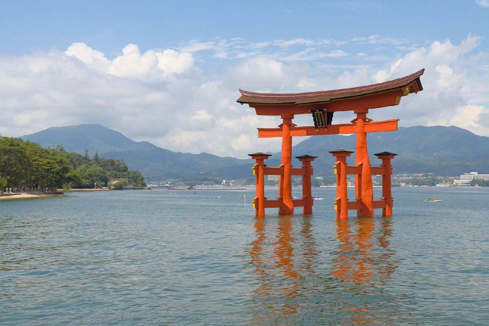 Miyajima adasında su üzerindeki kırmızı Itsukushima torii kapısı