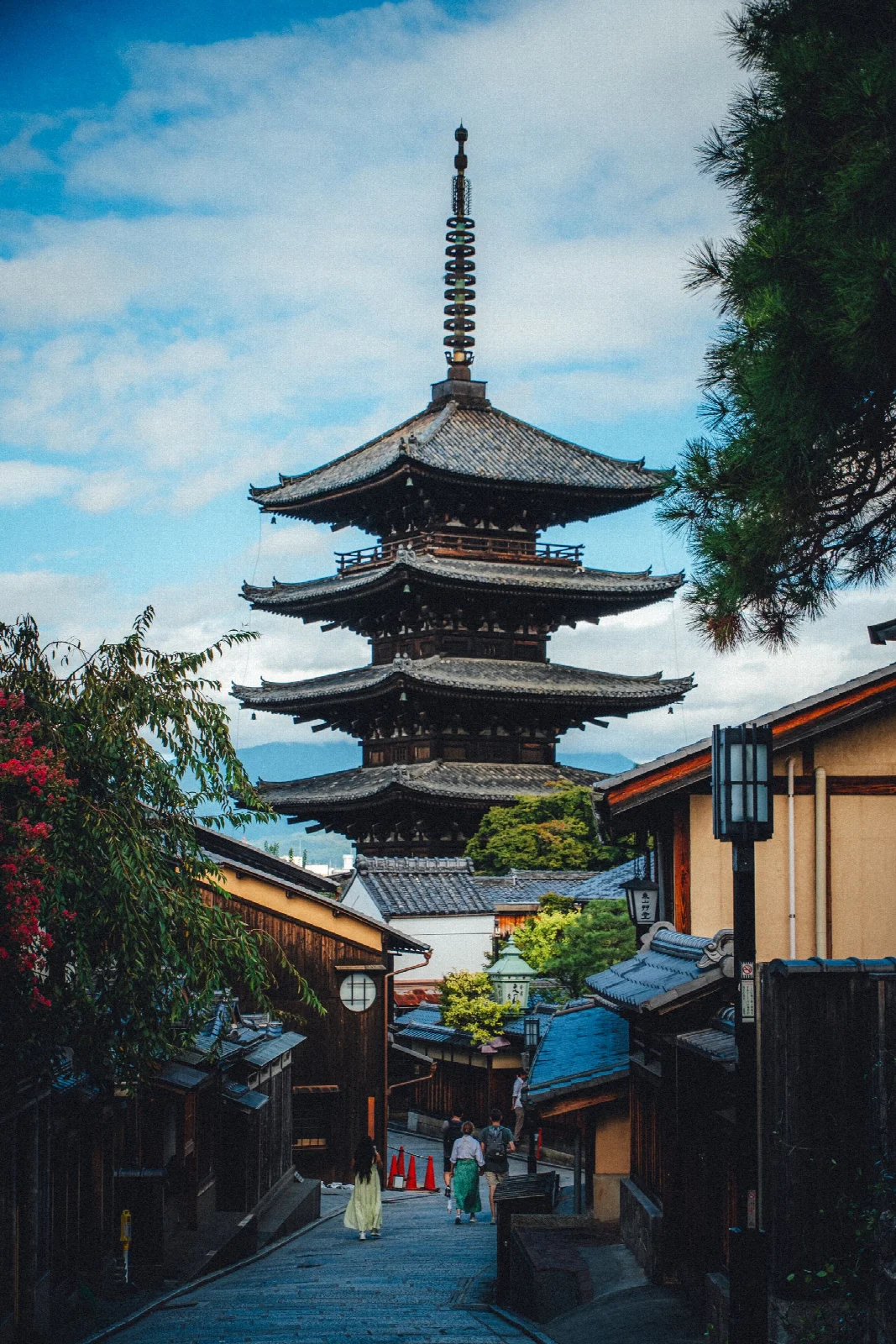 Kyoto sokaklarının ve ahşap cephelerinin üzerinde Yasaka Pagodası