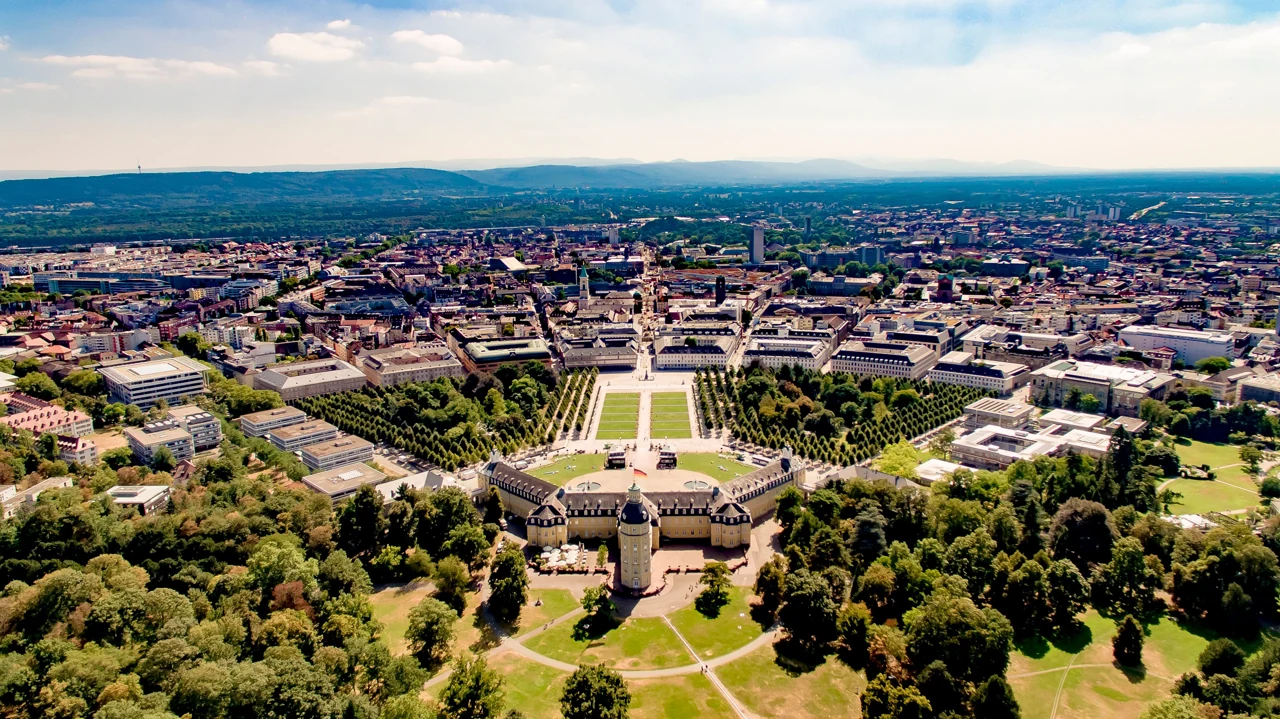 Karlsruhe Sarayı ve şehrin havadan görünümü