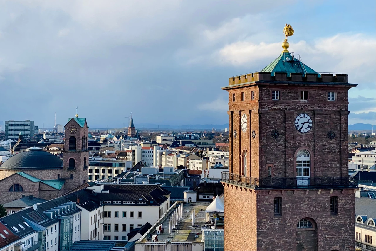 Karlsruhe merkezinde çatılar ve saat kulesi