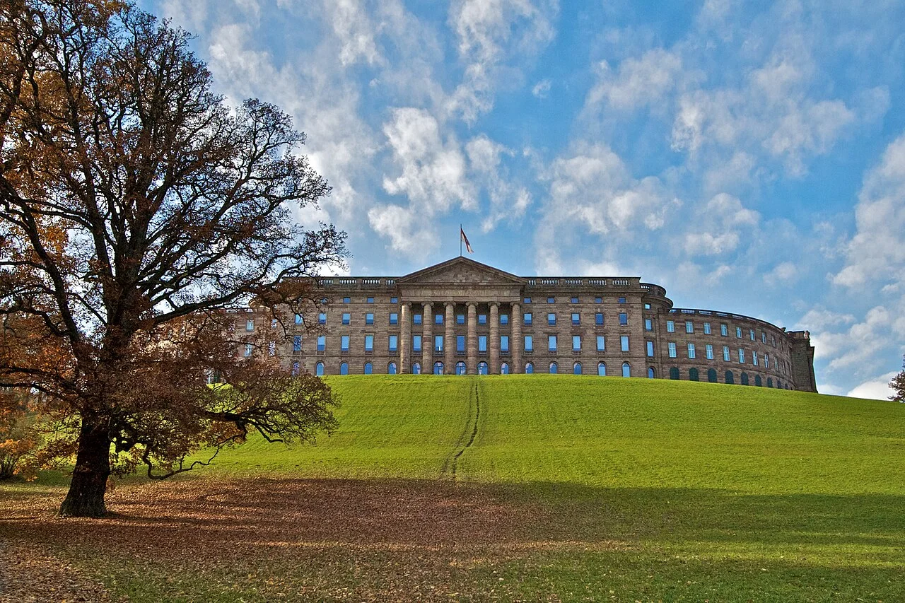 Kassel Bergpark içindeki Schloss Wilhelmshöhe sarayının cephesi ve çimli yamaç; Kasım 2011 fotoğrafı.