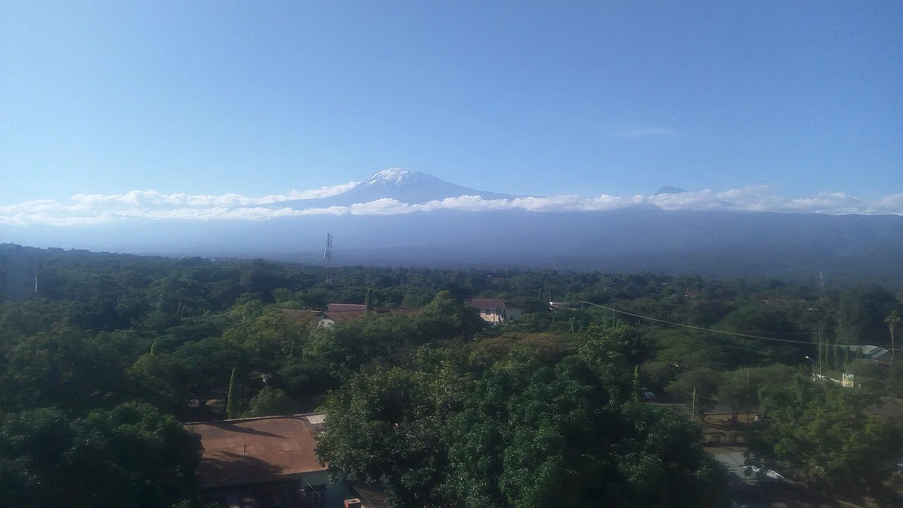 Moshi kentinden Kilimanjaro dağının manzarası, Temmuz 2022