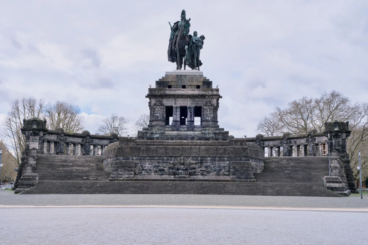 Koblenz Deutsches Eck’teki anıt