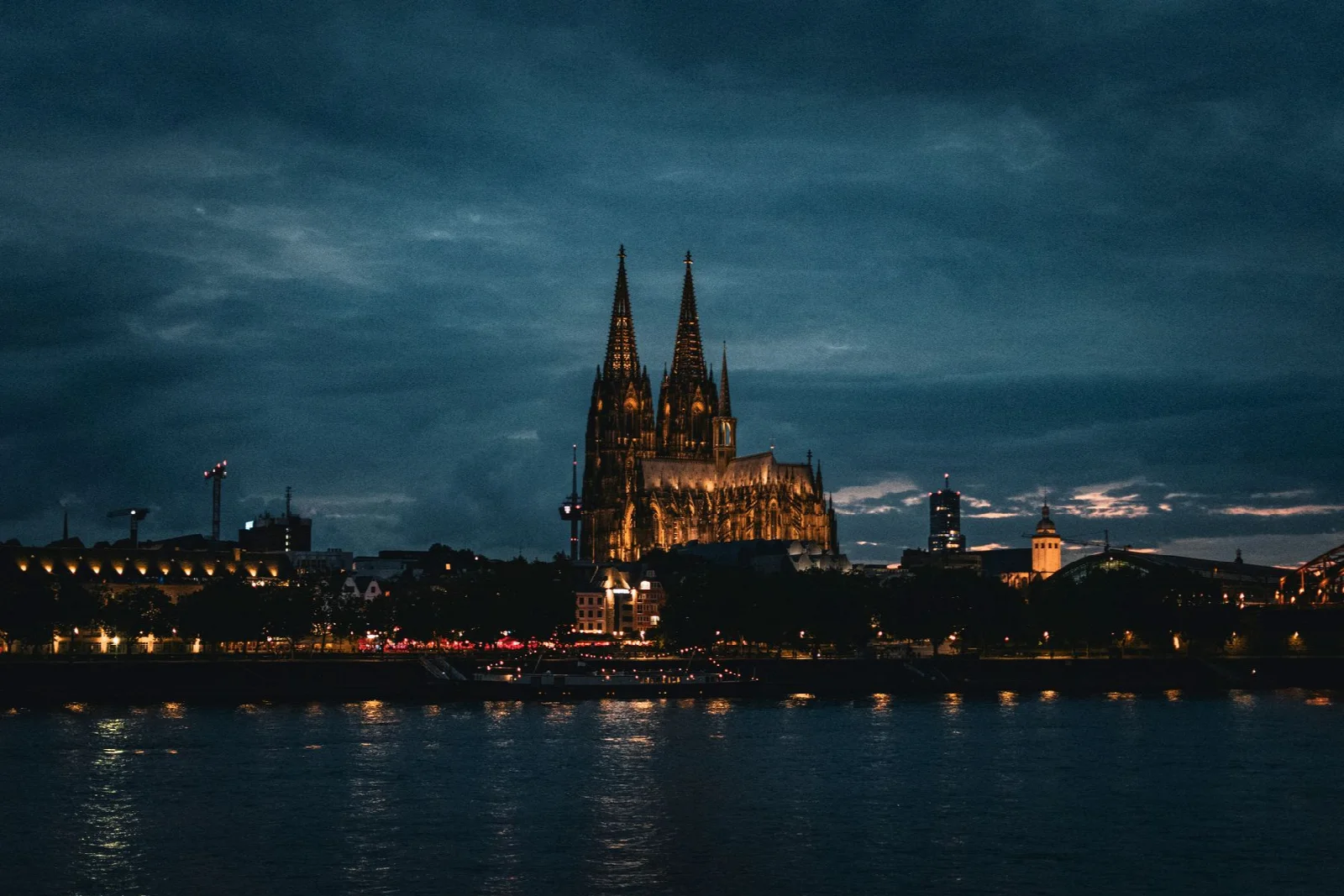 Köln Katedrali ve Ren kıyısındaki yapıların gece ışıkları