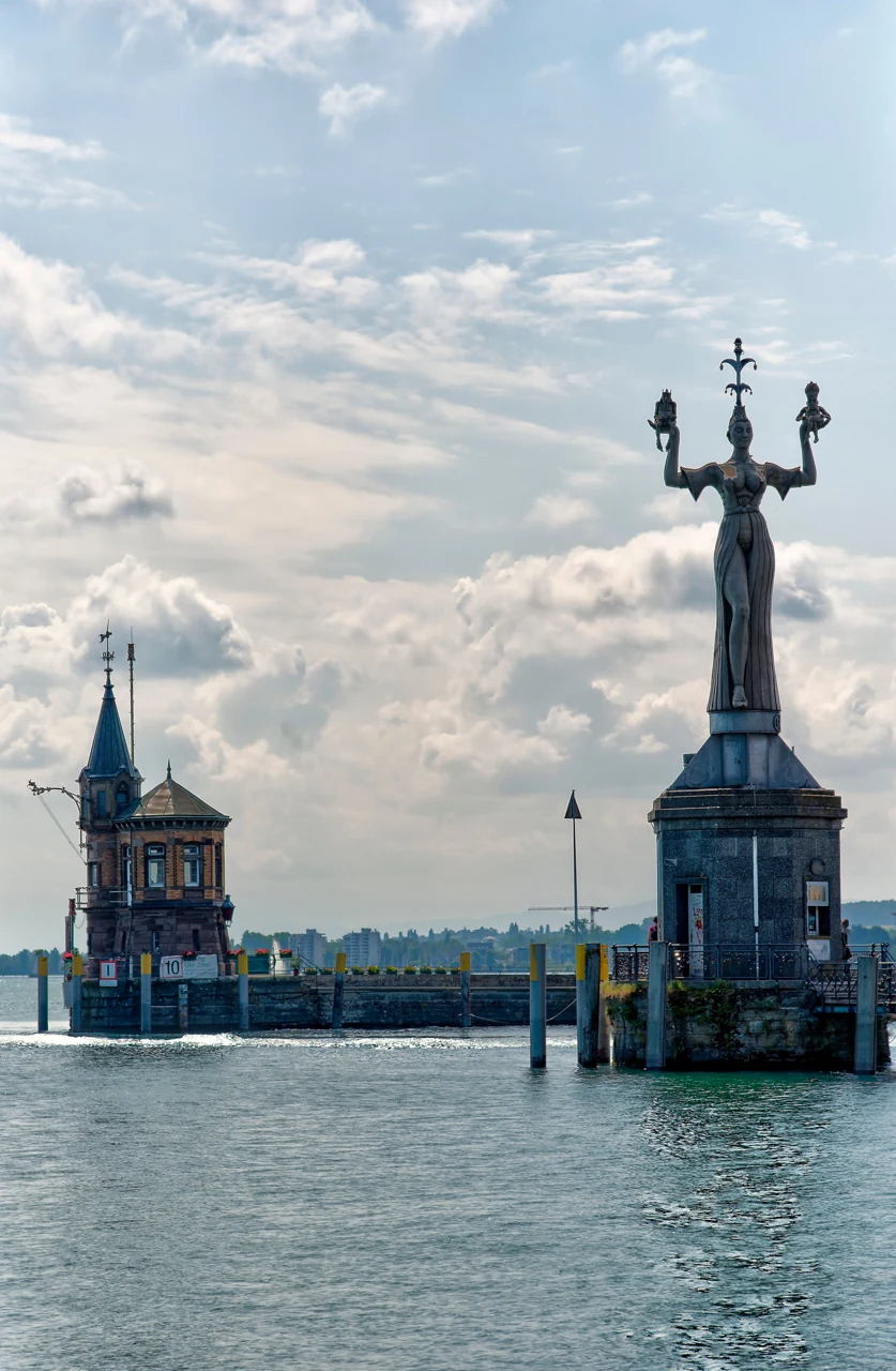 Konstanz limanında Imperia heykeli ve iskele