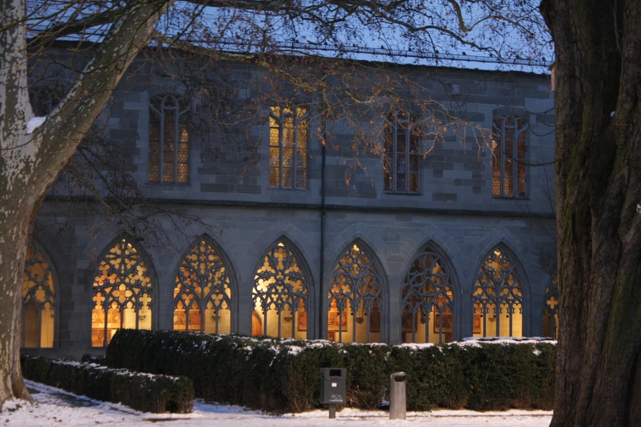Kışın Konstanz Münster yan cephe pencereleri