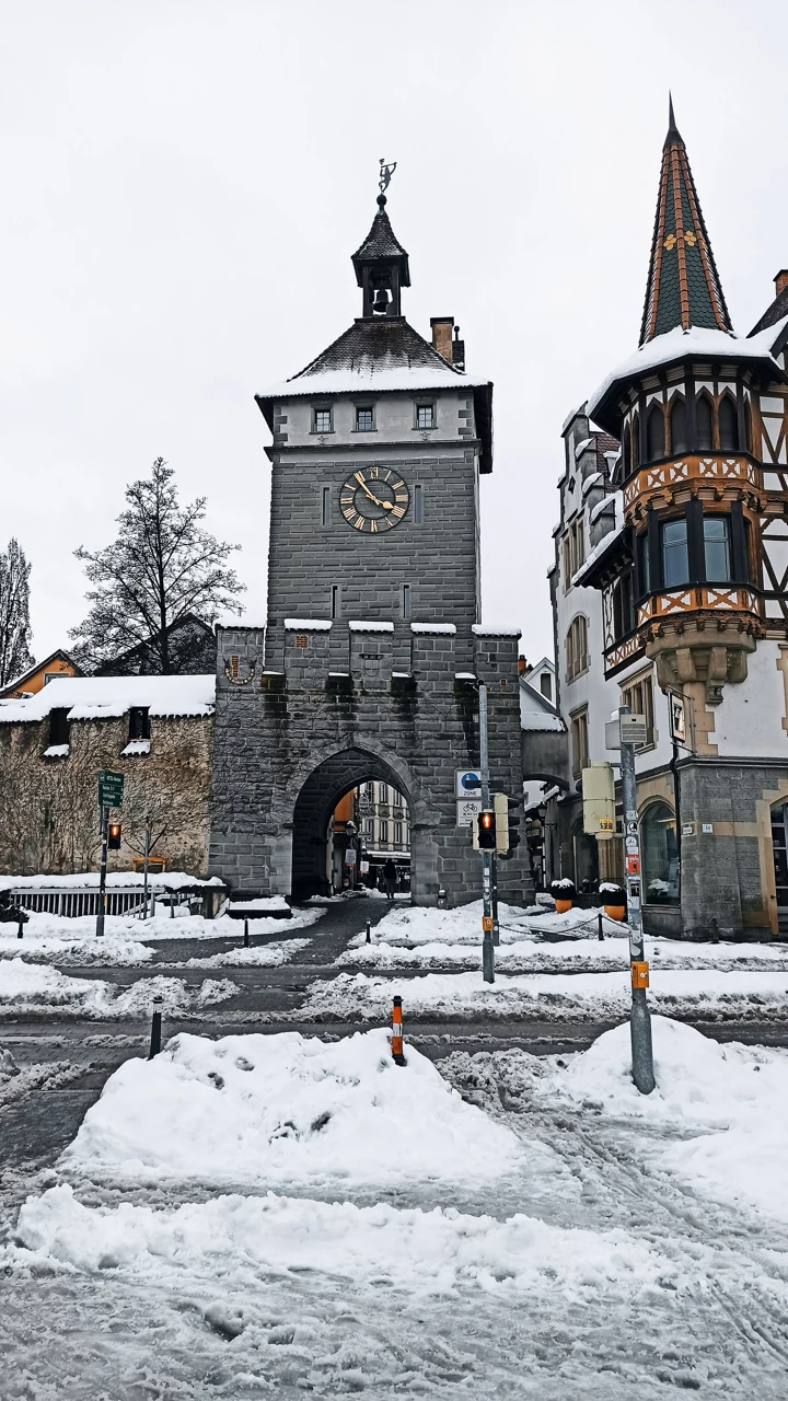 Karlı kış gününde Konstanz Schnetztor kapısı