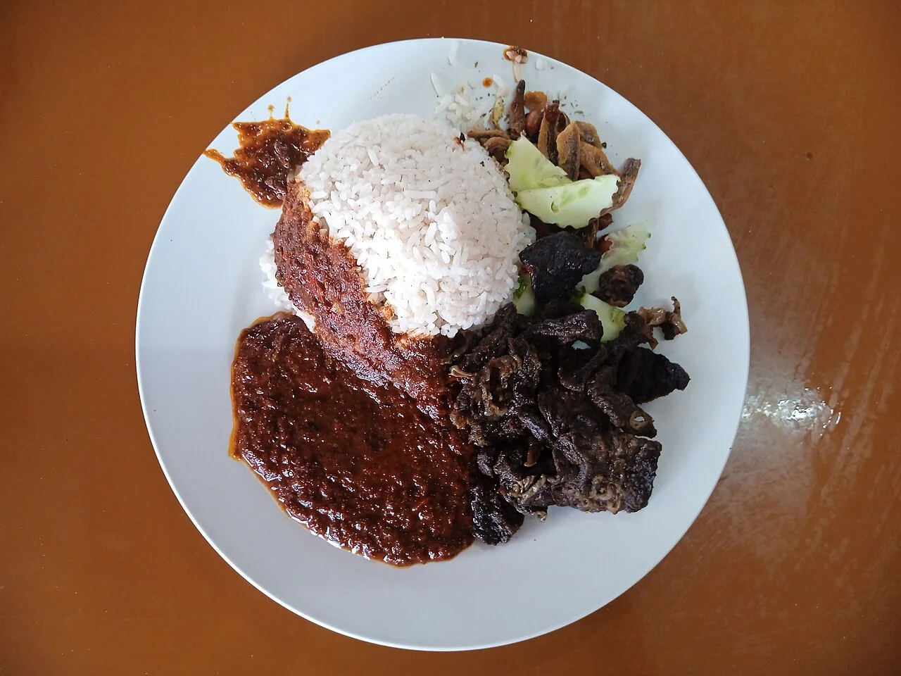 Nasi lemak ve paru, Laman Selera MADANI Tanglin, Kuala Lumpur, 28 Nisan 2026; gerçek etli yemek fotoğrafı, standart veya vejetaryen porsiyon değildir.