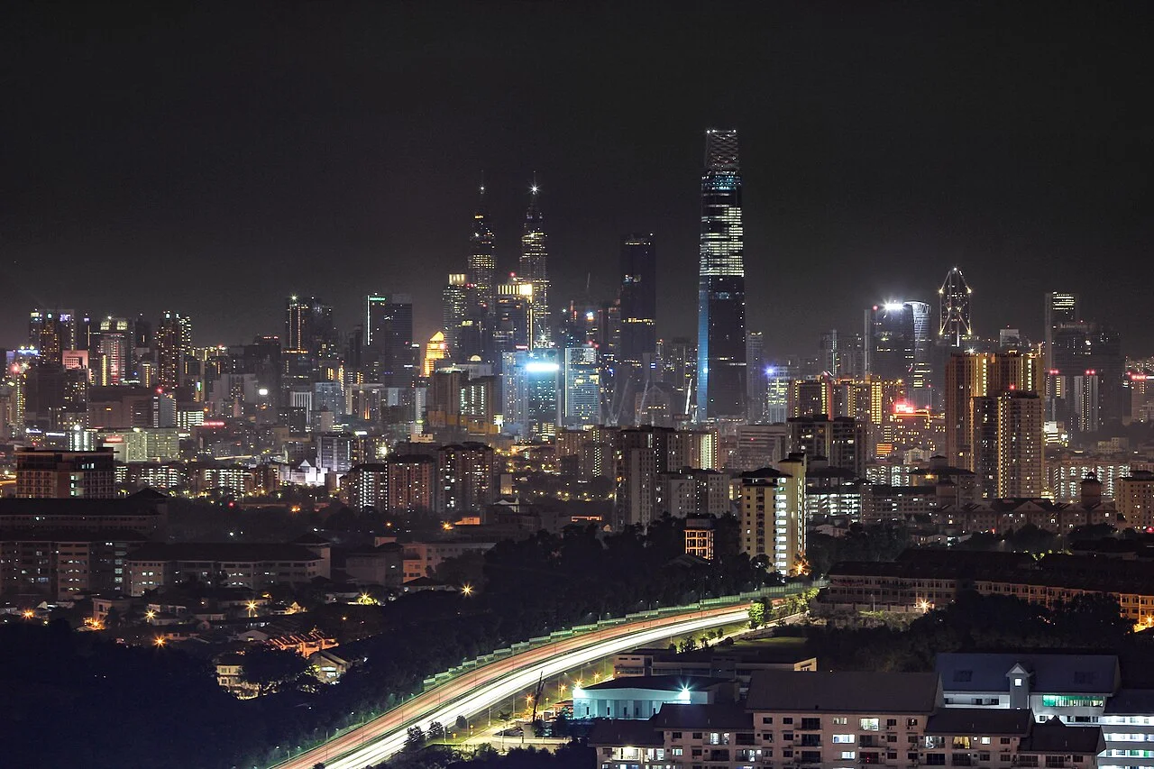 Kuala Lumpur gece silueti ve Petronas kuleleri, 1 Ocak 2019; gerçek arşiv manzarası, belirli otel görüşü değildir.