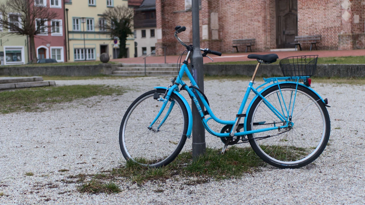 Landshut merkezinde meydanda mavi bisiklet