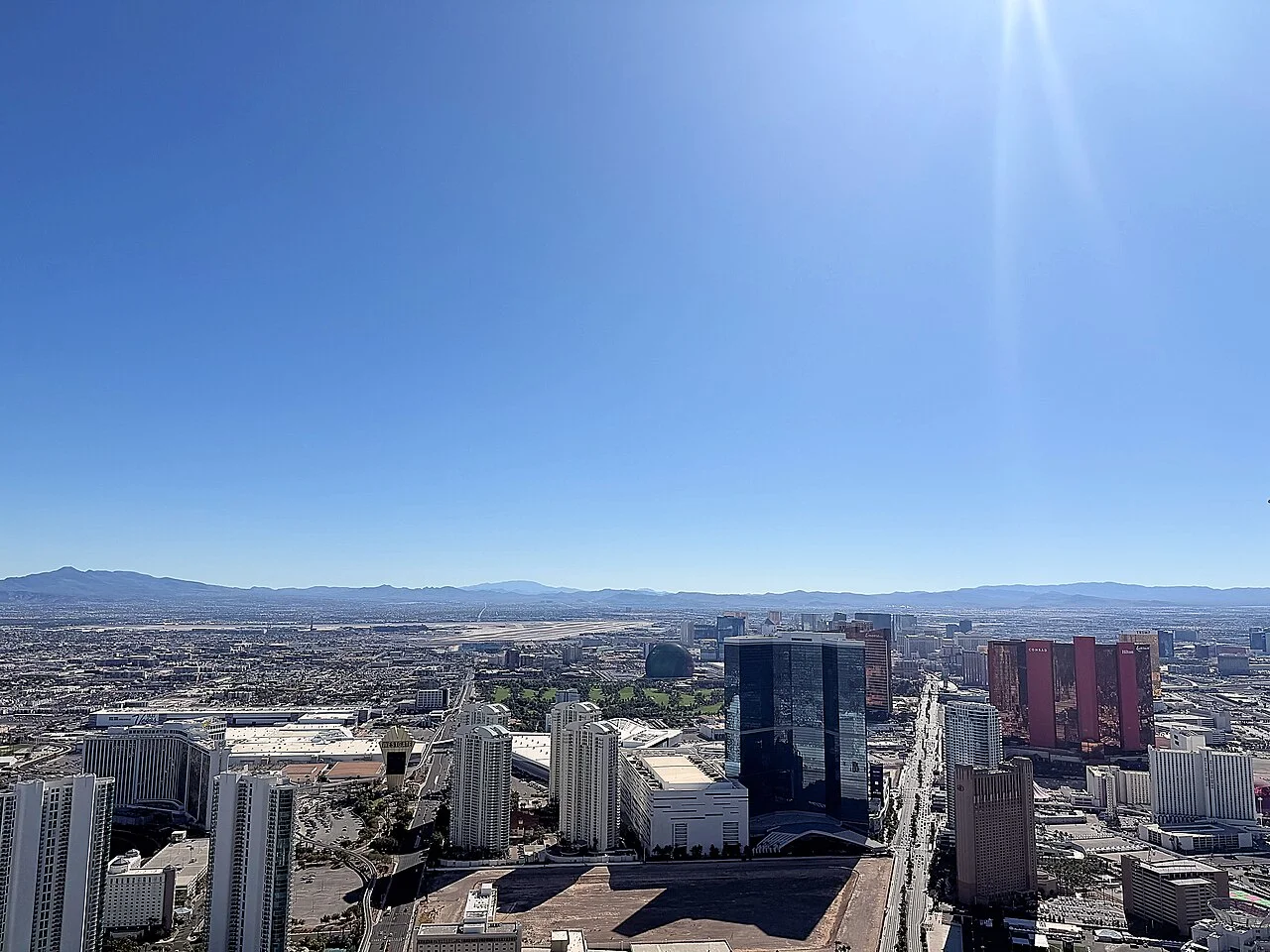 The STRAT gözlem katından Las Vegas Strip silueti, 2025