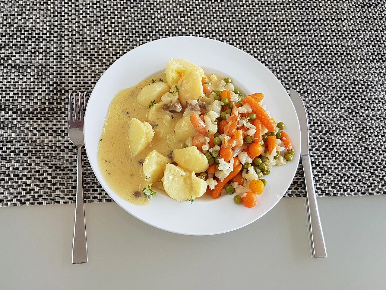 Leipziger Allerlei, mantarlı Hollandaise ve patatesli servis örneği, 2019; çekim yeri belirtilmez