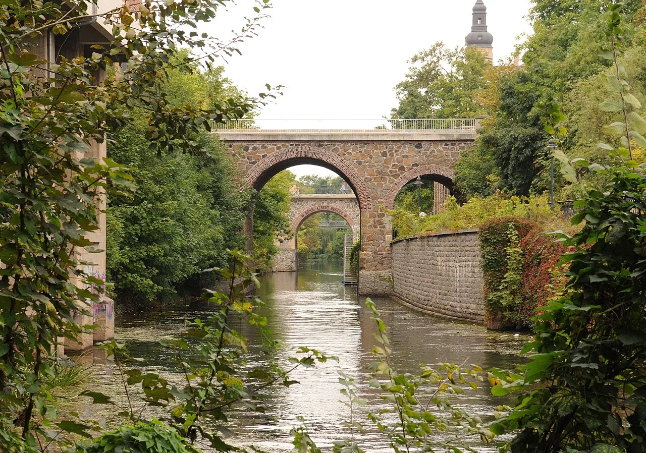 Leipzig Plagwitz bölgesinde Karl-Heine-Kanal, köprüler ve Philippuskirche; Kasım 2014 tarihli fotoğraf
