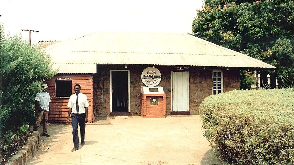 Visitors and hedges outside the entrance building of Livingstone Railway Museum
