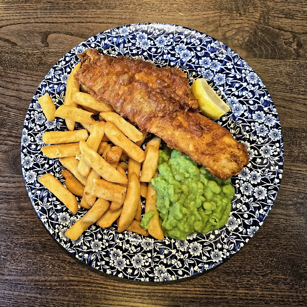 Londra Canary Wharf Ledger Building içinde fish and chips, Eylül 2025 arşiv tabağı