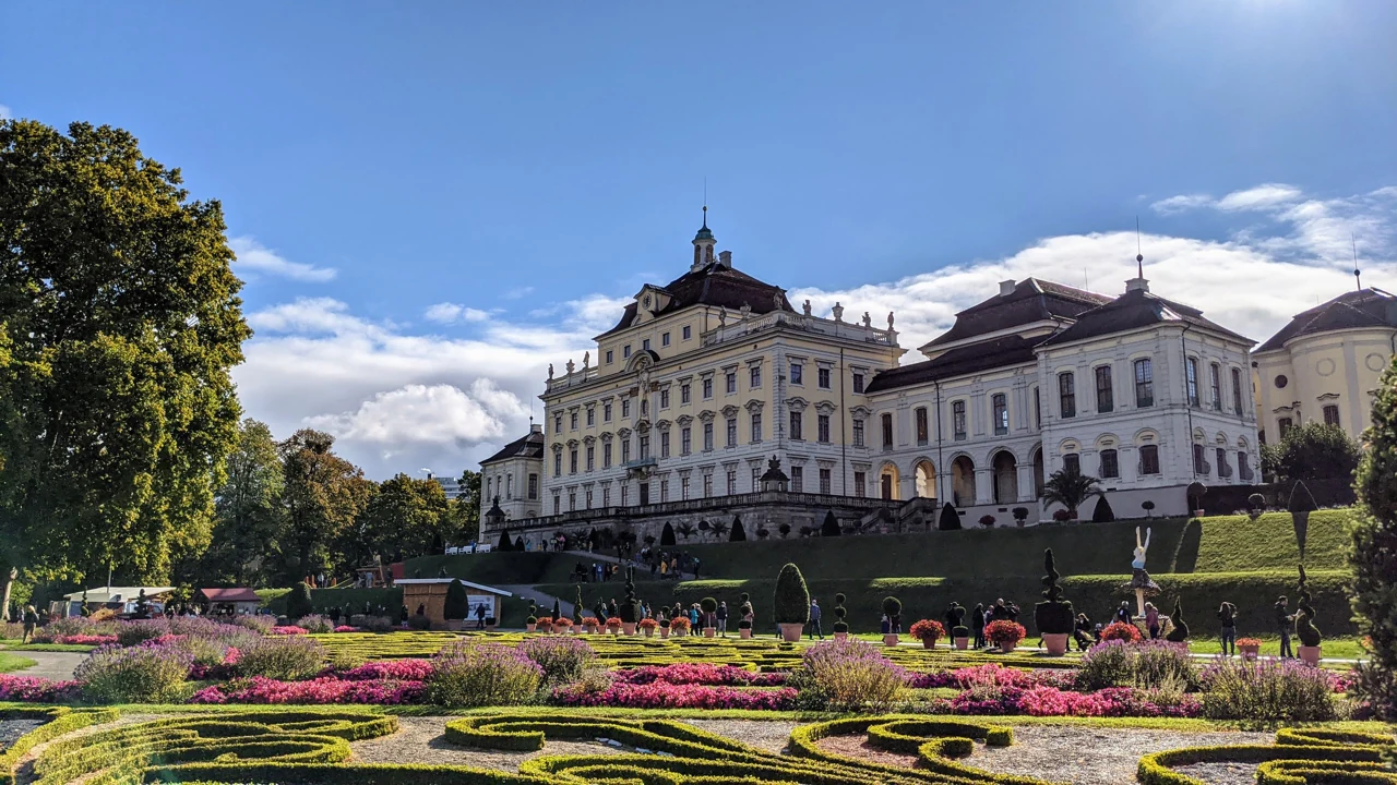 Ludwigsburg Sarayı ve önündeki bahçe