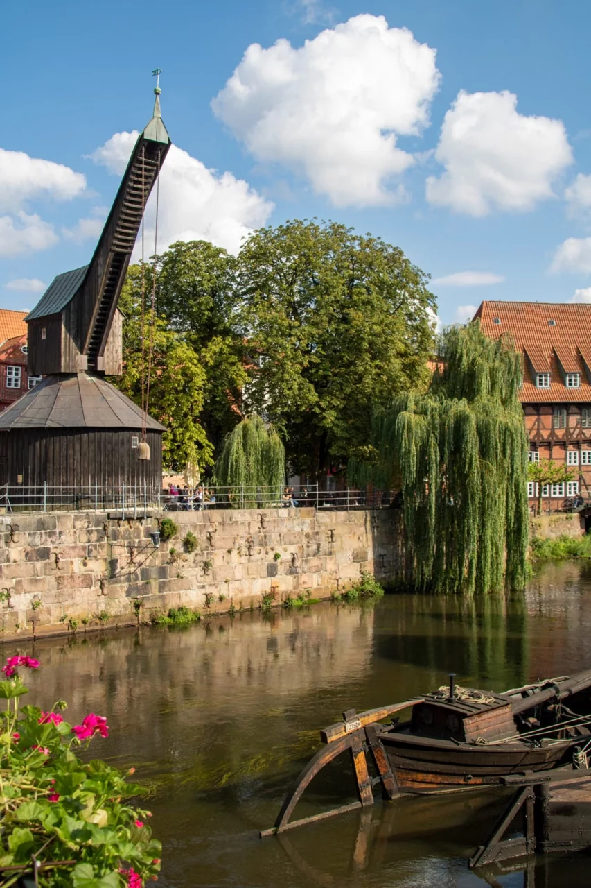 Lüneburg limanında Alter Kran ve Ilmenau kıyısı